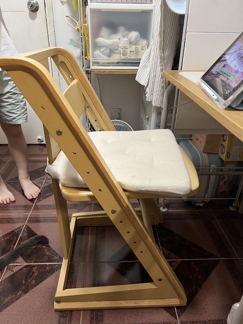 Okamura Wooden Children's High Chair with Cushion （分類：兒童傢具 - 桌子及椅子）位於 Hong Kong。 由 ccvv0 提交（商品編號 1451084597，圖片 1）。簡介： Wooden high chair from Okamura. Comes with a comfortable cushion. Adjustable seat and footrest. Great for mealtimes and activities. Easy to clean. Bunny detail on the backrest adds a cute touch. Sturdy and safe design.。