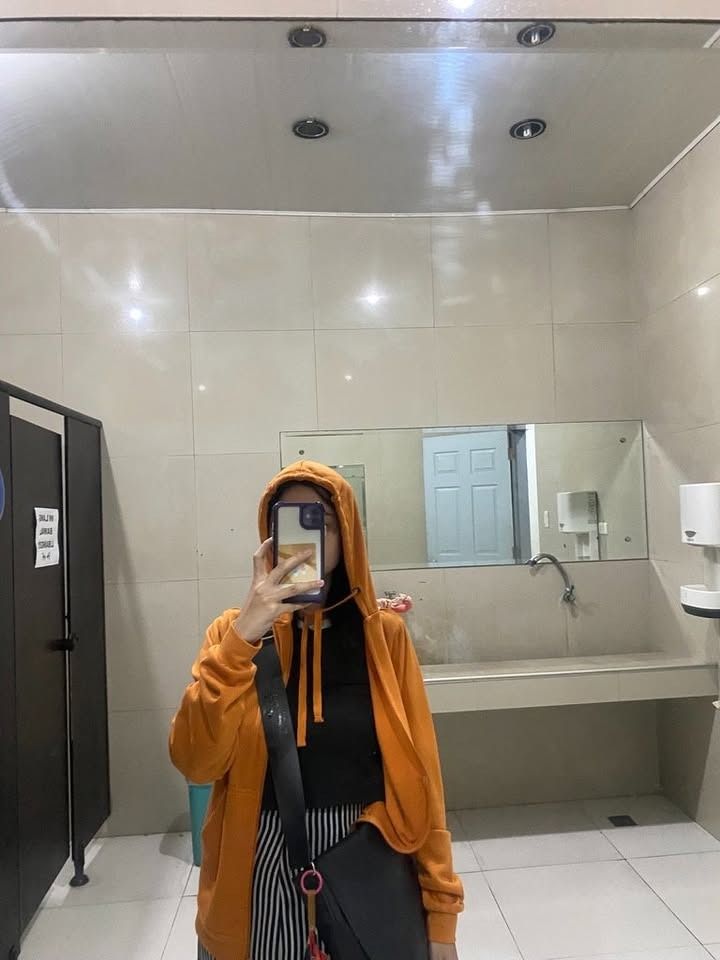 Orange Bench Sweater | Size S | Like New (Category: Coats, Jackets and Outerwear) located in Cagayan de Oro. Submitted by offanglesandcolors (Listing ID 1450949318, Image 2). Description: With pocket, zipper, and hoodie Size: Small (S) Worn only a few times In very good condition Price: ₱250 .