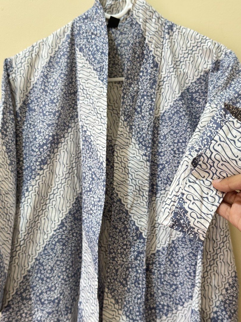 Outer Batik (Kategori: Baju Luaran) berada di Sleman. Dikirim oleh prelovedbynittaaa (ID iklan 1451042726, Gambar 3). Deskripsi: Cardigan batik, masih sangat bagus. Defectnya ada bolong dikit dilingkar lengan tapi gak keliatan. Fit to L.