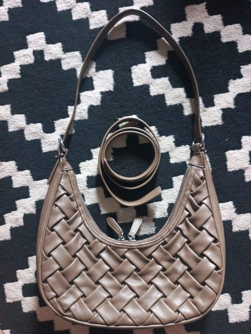 PL Tas CHESTER by MadeLyn (Kategori: Tas & Dompet Wanita) berada di Bekasi. Dikirim oleh preloved.boza (ID iklan 1451015066, Gambar 1). Deskripsi: bahan PU Leather materiaL tebaL, Lembur ada taLi panjang jejak pemakaian di gb. 2 dan 3 taLi rantai sudah ga ada *harga net *free ongkir Jabodetabek.
