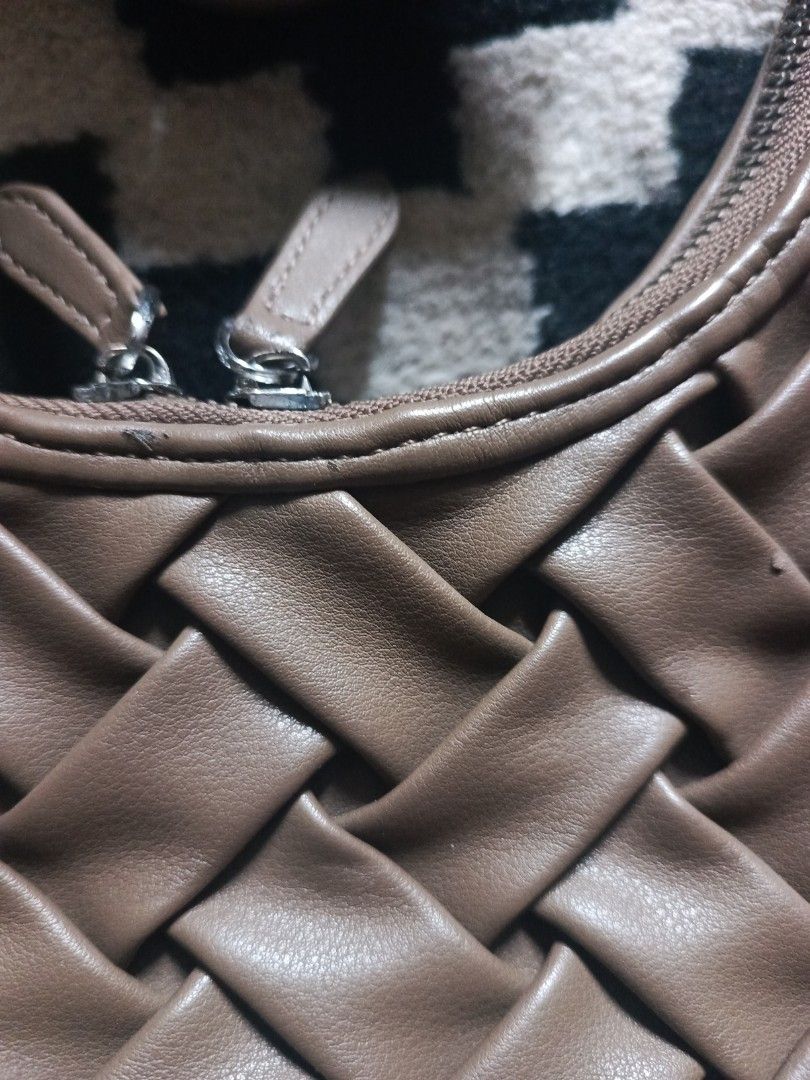 PL Tas CHESTER by MadeLyn (Kategori: Tas & Dompet Wanita) berada di Bekasi. Dikirim oleh preloved.boza (ID iklan 1451015066, Gambar 2). Deskripsi: bahan PU Leather materiaL tebaL, Lembur ada taLi panjang jejak pemakaian di gb. 2 dan 3 taLi rantai sudah ga ada *harga net *free ongkir Jabodetabek.