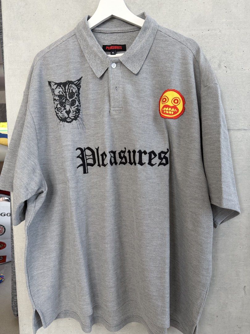 由 kaikai1999 (刊登 ID 1451009055，圖片 2) 提交，位於 台南市 (Tainan) 的 Pleasures Polo衫 (類別：T恤、Polo衫)，說明：穿過一次近全新！ Juice購入 版型很好看！ 胸前的logo是刺繡 很有質感 Size XL 胸寬70 衣長72 屬於寬短版 喜歡歡迎詢問。