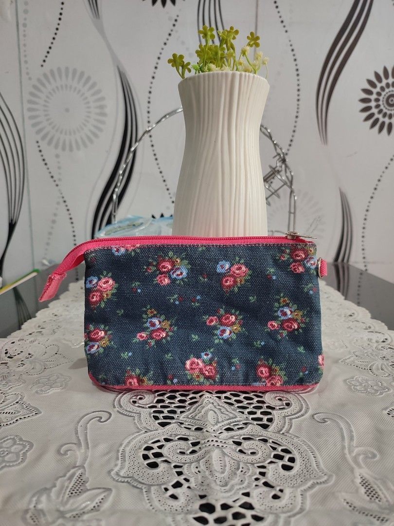 Pouch bunga (Kategori: Tas & Dompet Wanita) berada di Cileunyi. Dikirim oleh Puspitaparahyangan (ID iklan 1451027536, Gambar 2). Deskripsi: .