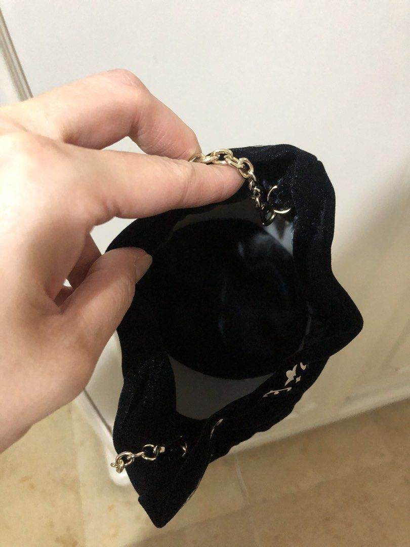 Pouch hitam Anna Sui (Kategori: Tas & Dompet Wanita) berada di Jakarta Barat. Dikirim oleh Lissale (ID iklan 1451033492, Gambar 3). Deskripsi: Pouch hitam Anna Sui Diameter 12cm. Tinggi 15 cm Sesuai foto.