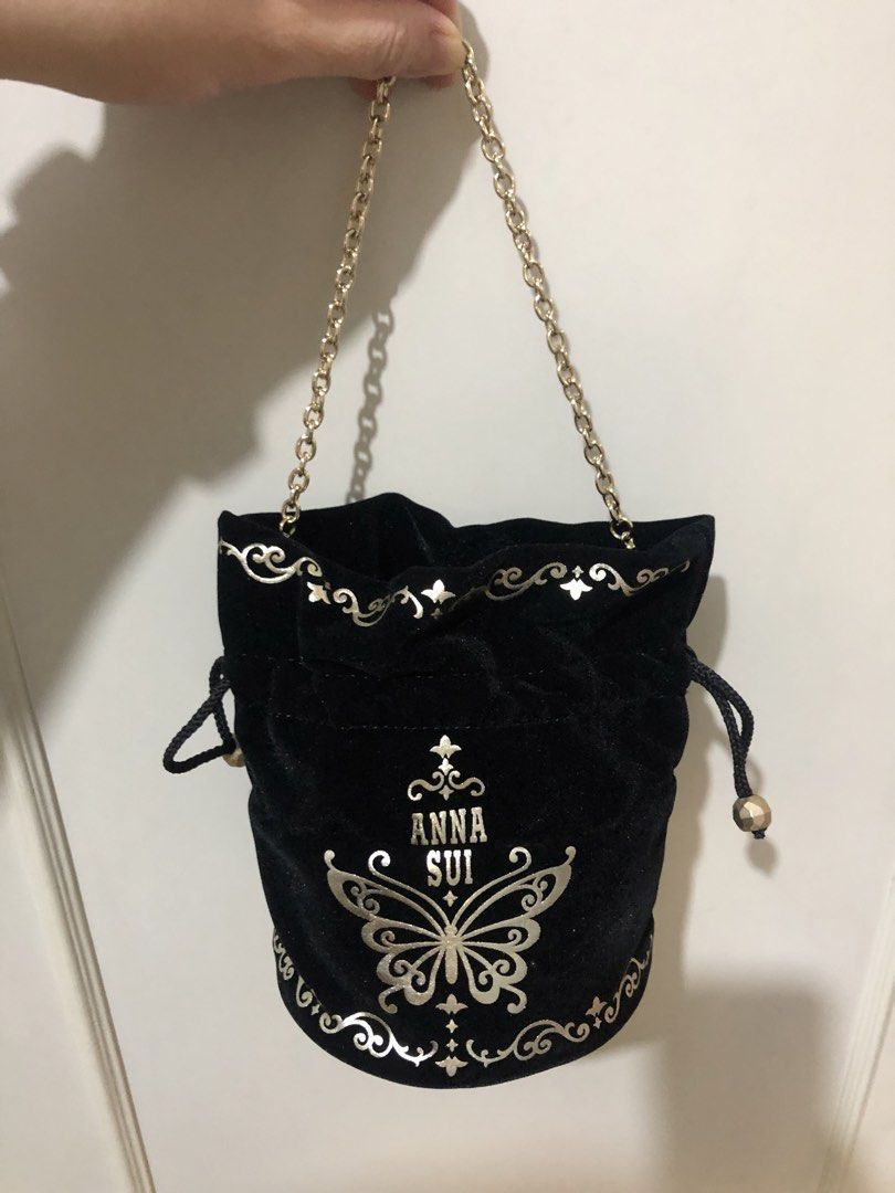 Pouch hitam Anna Sui (Kategori: Tas & Dompet Wanita) berada di Jakarta Barat. Dikirim oleh Lissale (ID iklan 1451033492, Gambar 1). Deskripsi: Pouch hitam Anna Sui Diameter 12cm. Tinggi 15 cm Sesuai foto.