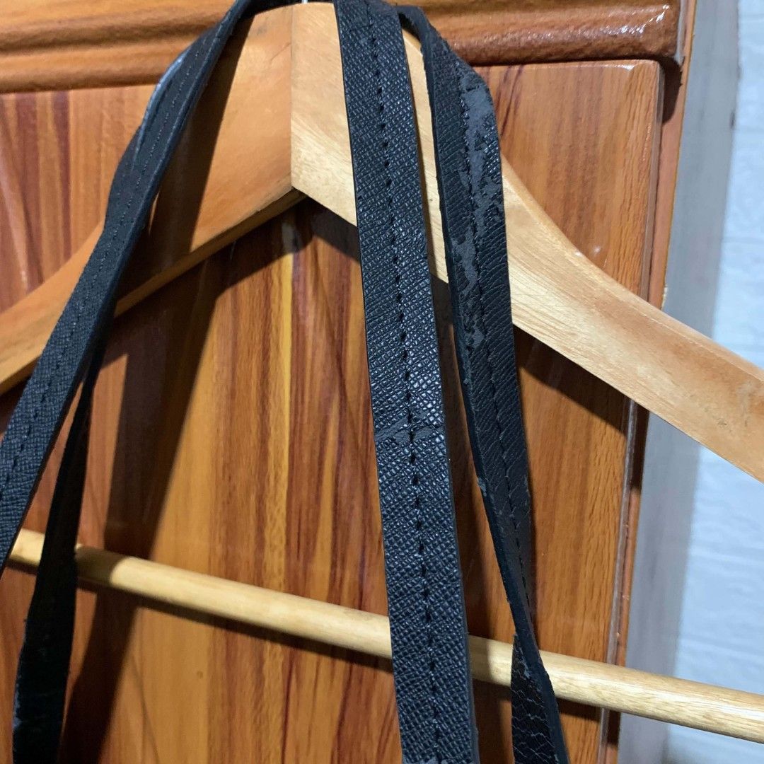 Prada Totebag (Category: Luxury Bags & Wallets) located in Carmen. Submitted by aquarius.00 (Listing ID 1451045743, Image 3). Description: sign of used sa handle.