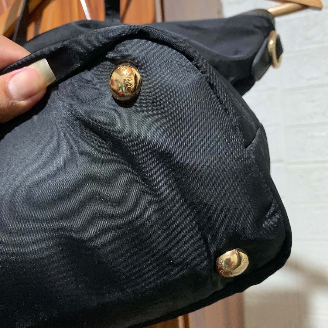 Prada Totebag (Category: Luxury Bags & Wallets) located in Carmen. Submitted by aquarius.00 (Listing ID 1451045743, Image 2). Description: sign of used sa handle.