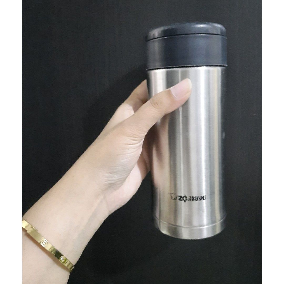 Preloved - Tumbler panas dingin bagus banget merk Zojirushi (Kategori: Kitchen & Appliances) berada di Bekasi. Dikirim oleh apriliaaprilioshop (ID iklan 1451016425, Gambar 1). Deskripsi: Tumbler coffee Hot and cold Size 350ml Cocok untuk coffee,teh dan air putih Muat di taruh dalam tas Daya tahan panas dan dingin 24 jam Made in Thailand Deffect : bagian bawah samping agak penyok penyok sedikit namun tidak mengurangi fungsi Yang mau mau saja HB 40