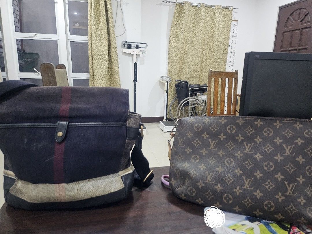 Preloved Bundle pf Burberry and LV (Category: Luxury Bags & Wallets) located in Tacloban City. Submitted by re_store23 (Listing ID 1451039203, Image 2). Description: ●Please manage your expectations this is preloved and not brandnew! •LV KILI bag coded and super nice pa. may konting crack lang sa May corners ng zip but walang bakbak kasi Hindi naman mababakbak yung leather niya. •may konting fadings sa Hardware and dumi sa loob, pls refer nalang 
