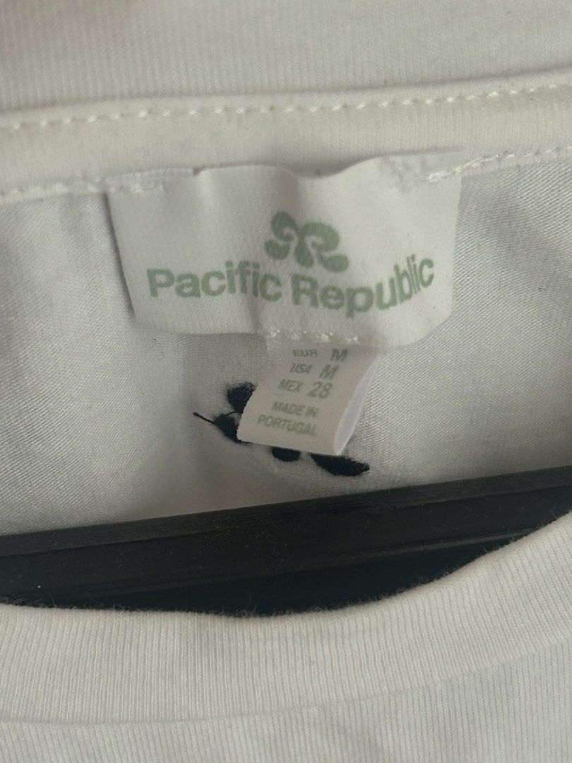 PULL&BEAR White Cropped T-Shirt with Stars (Category: Shirts) located in Paranaque City. Submitted by ariya444 (Listing ID 1450947781, Image 2). Description: .
