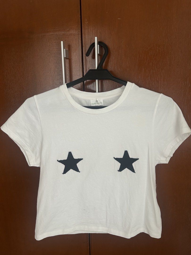 PULL&BEAR White Cropped T-Shirt with Stars (Category: Shirts) located in Paranaque City. Submitted by ariya444 (Listing ID 1450947781, Image 1). Description: .