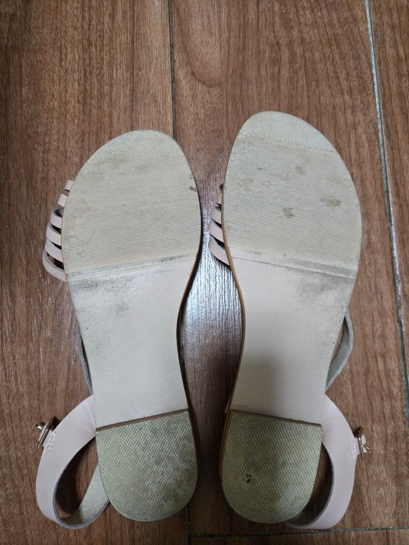 Renegade Folk Right Here Blush Flat Sandals Size 10 (Category: Flats & Sandals) located in Quezon City. Submitted by bikifam (Listing ID 1450977811, Image 2). Description: - Stylish brown and blush pink flat sandals. - Adorable fringe detail on the front strap. - Secure buckle closure at the ankle. - Soles exhibit some signs of wear. - Comes with the original box. renegade folk size 10 blush right here flat sandals genuine leather no issue.