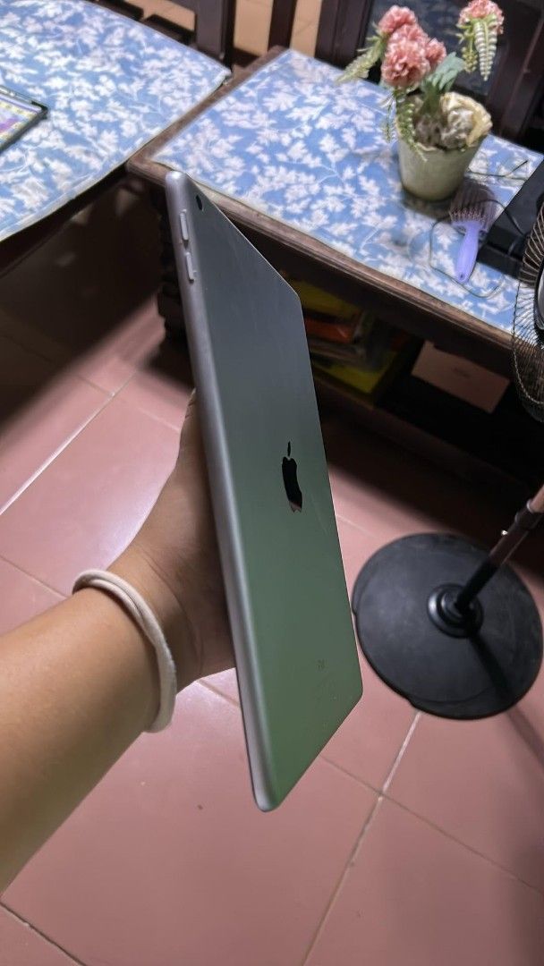 RUSH: ipad 5th gen (Category: iPad) located in Mauban. Submitted by everlynn0-0 (Listing ID 1451033030, Image 2). Description: Ipad 5th Gen 128 gb wifi using it for acads only nego for sure buyer inclusion: orig box, case, universal stylus pen, charger rfs: upgradee.