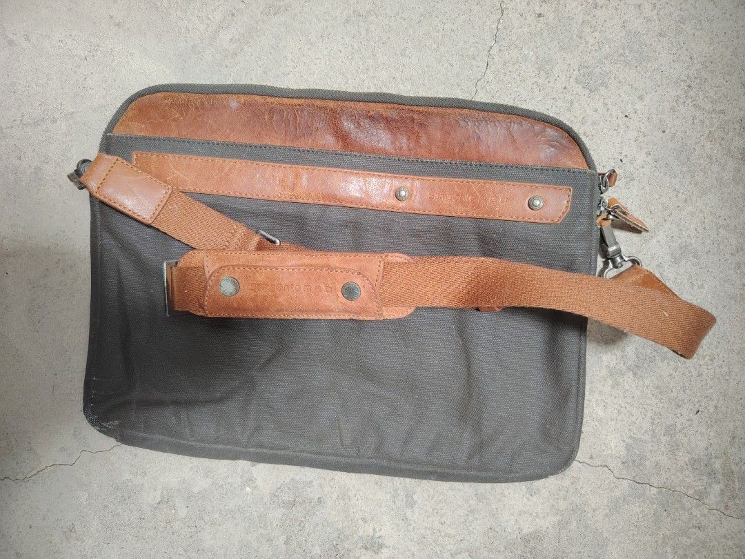Samsonite RED Messenger Bag Canvas Leather Accents (Category: Sling Bags) located in Santa Cruz. Submitted by nazhslasher (Listing ID 1450987901, Image 1). Description: - Samsonite RED messenger bag - Color: Dark grey canvas with brown leather details - Multiple interior compartments, including zippered pockets - Adjustable strap for comfortable carrying - Ideal for daily use or travel -Issue ung lock metal button sa harap hindi nai lalock. Sa co
