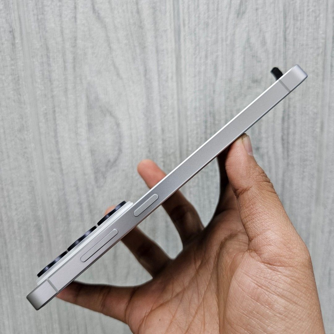 Samsung Galaxy S26 Ultra 12/512 White, Sein (Kategori: Samsung) berada di Jakarta Selatan. Dikirim oleh bigdealphone (ID iklan 1451092187, Gambar 3). Deskripsi: Samsung Galaxy S26 Ultra 5G Ram 12/512 GB Warna White Garansi Resmi SEIN sampai Mei 2027 Kelengkapan: - Box original - Samsung user guide - USB-C to C cable - Clear case Kondisi: - Fisik mulussss - Batere normal - Semua fungsi normal dan tidak ada kendala Transaksi: - Datang ketoko atau C