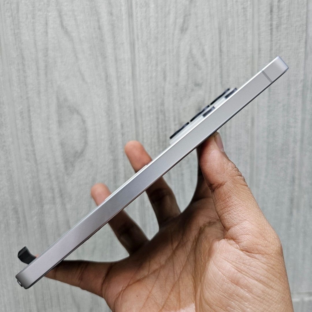 Samsung Galaxy S26 Ultra 12/512 White, Sein (Kategori: Samsung) berada di Jakarta Selatan. Dikirim oleh bigdealphone (ID iklan 1451092187, Gambar 2). Deskripsi: Samsung Galaxy S26 Ultra 5G Ram 12/512 GB Warna White Garansi Resmi SEIN sampai Mei 2027 Kelengkapan: - Box original - Samsung user guide - USB-C to C cable - Clear case Kondisi: - Fisik mulussss - Batere normal - Semua fungsi normal dan tidak ada kendala Transaksi: - Datang ketoko atau C
