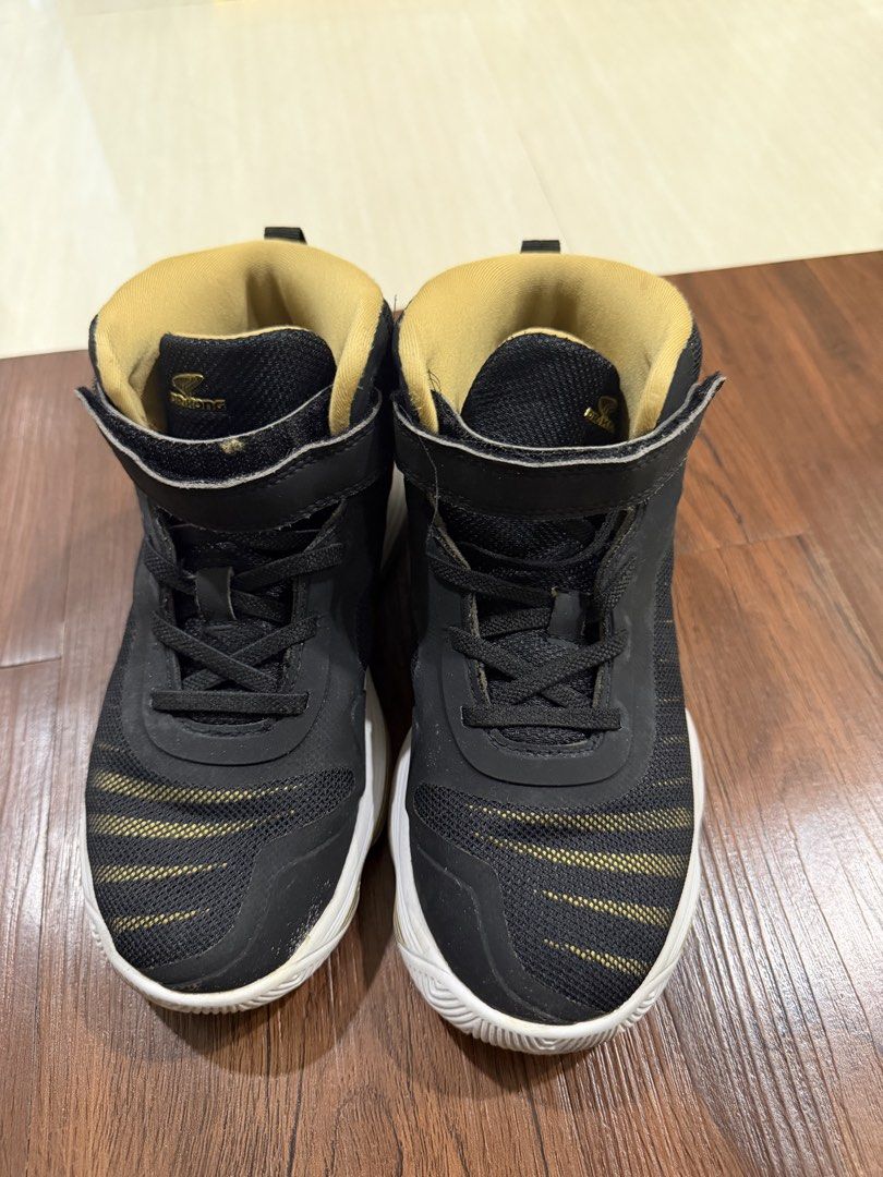 Sepatu Keds Anak (Kategori: 4 hingga 7 tahun) berada di Makassar. Dikirim oleh prelovedwanny (ID iklan 1450958298, Gambar 1). Deskripsi: size 35 insole 22.5cm.