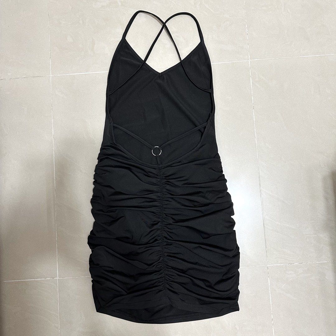 SHEIN 黑色交叉露背褶皺吊帶連身裙 短裙 貼身 性感 包臀裙 （分類：連身裙）位於 Hong Kong。 由 somethingyoulike_2 提交（商品編號 1451123945，圖片 3）。簡介： 只洗過一次試穿 XS size 裙長：78cm 胸闊：28-38cm。