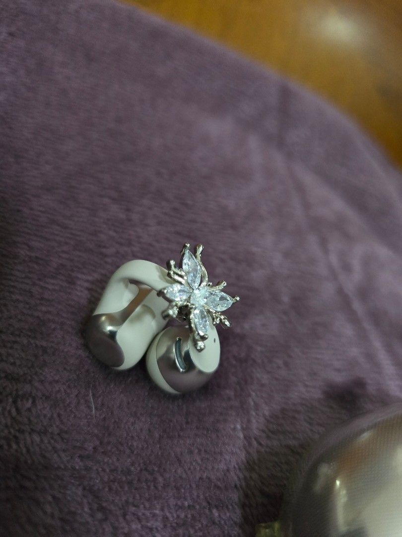 Shokz Open Dots One accessory (Category: Hair Accessories) located in Caloocan City. Submitted by mluck (Listing ID 1451068074, Image 3). Description: - For Shokz Open Dots One blutooth - Features sparkling clear stones on the center and petals. - Smooth and shiny band. - Versatile for everyday wear or special events..