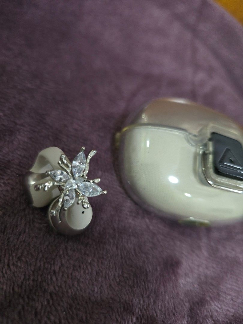 Shokz Open Dots One accessory (Category: Hair Accessories) located in Caloocan City. Submitted by mluck (Listing ID 1451068074, Image 1). Description: - For Shokz Open Dots One blutooth - Features sparkling clear stones on the center and petals. - Smooth and shiny band. - Versatile for everyday wear or special events..