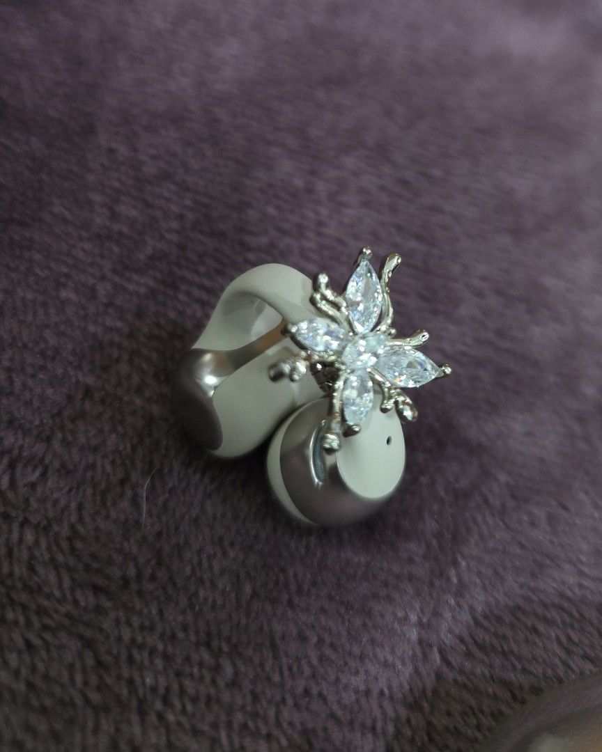 Shokz Open Dots One accessory (Category: Hair Accessories) located in Caloocan City. Submitted by mluck (Listing ID 1451068074, Image 2). Description: - For Shokz Open Dots One blutooth - Features sparkling clear stones on the center and petals. - Smooth and shiny band. - Versatile for everyday wear or special events..