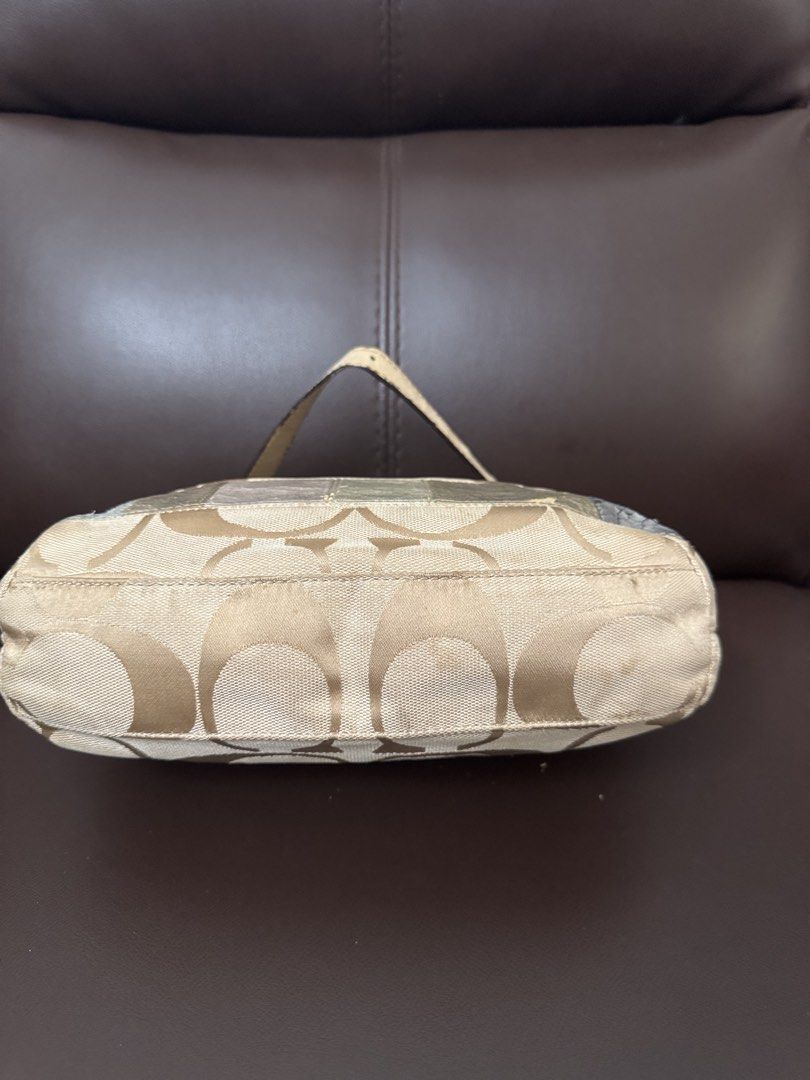 Shoulder Coach Vintage (Kategori: Tas & Dompet Wanita) berada di Malang. Dikirim oleh arsyanda_pl (ID iklan 1450963524, Gambar 3). Deskripsi: • minus retak di kulit warna (lebih baik dikikis biar cakep) • handle juga crack udah dikikis • canvas pemakaian tipis • ada biji lada, creed, dan tag made in .