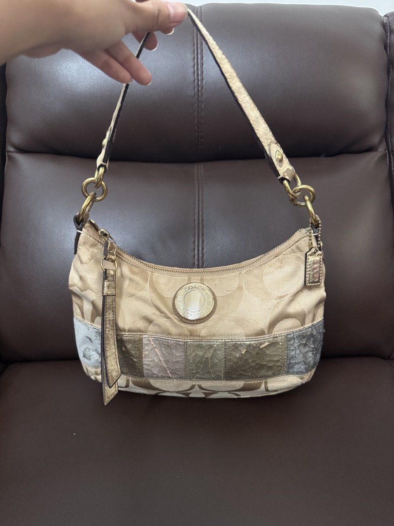 Shoulder Coach Vintage (Kategori: Tas & Dompet Wanita) berada di Malang. Dikirim oleh arsyanda_pl (ID iklan 1450963524, Gambar 1). Deskripsi: • minus retak di kulit warna (lebih baik dikikis biar cakep) • handle juga crack udah dikikis • canvas pemakaian tipis • ada biji lada, creed, dan tag made in .