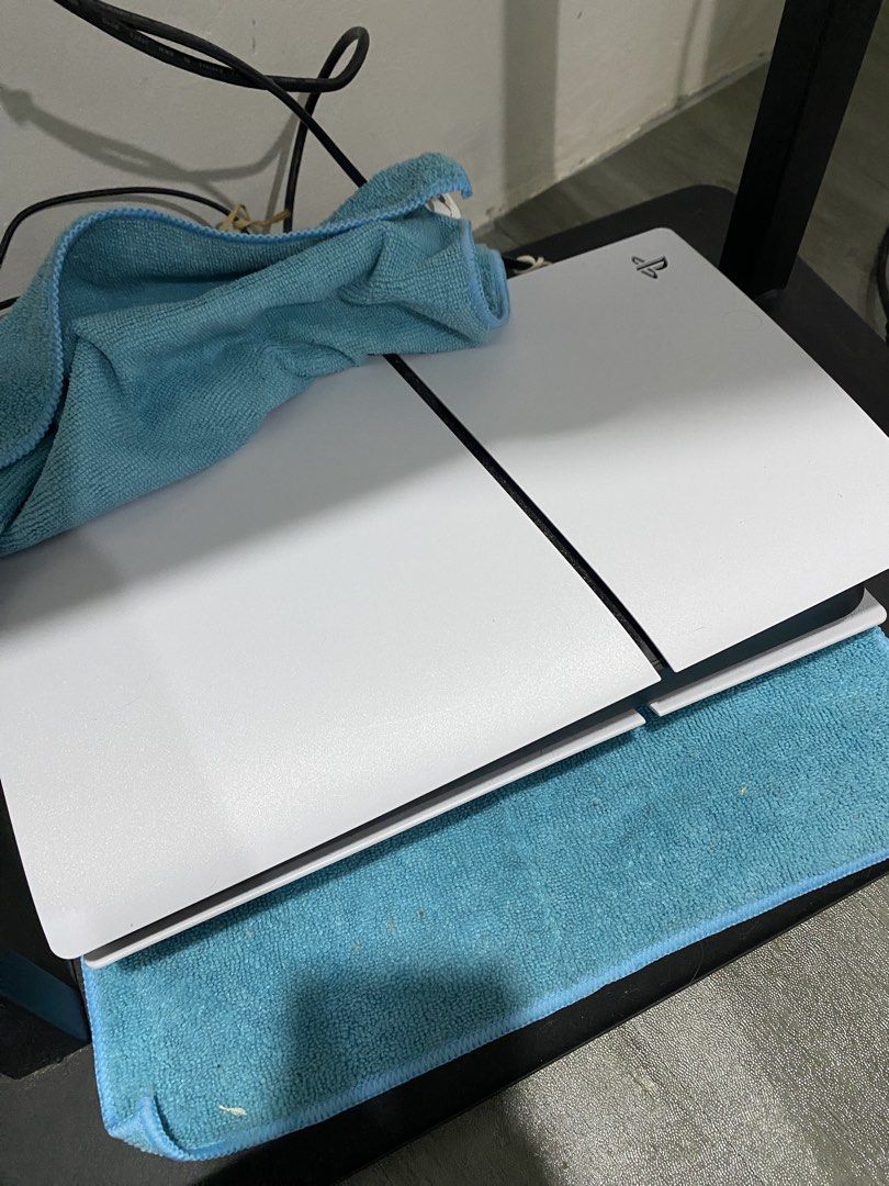 Sony Playstation 5 Console (Category: PlayStation) located in Shah Alam. Submitted by hanhanhanskibidi (Listing ID 1450959738, Image 1). Description: ps5 slim baru beli tak sampai 4 bulan. nak jual sebab jarang main. market 2799 > beli 3k nak jual 2380.
