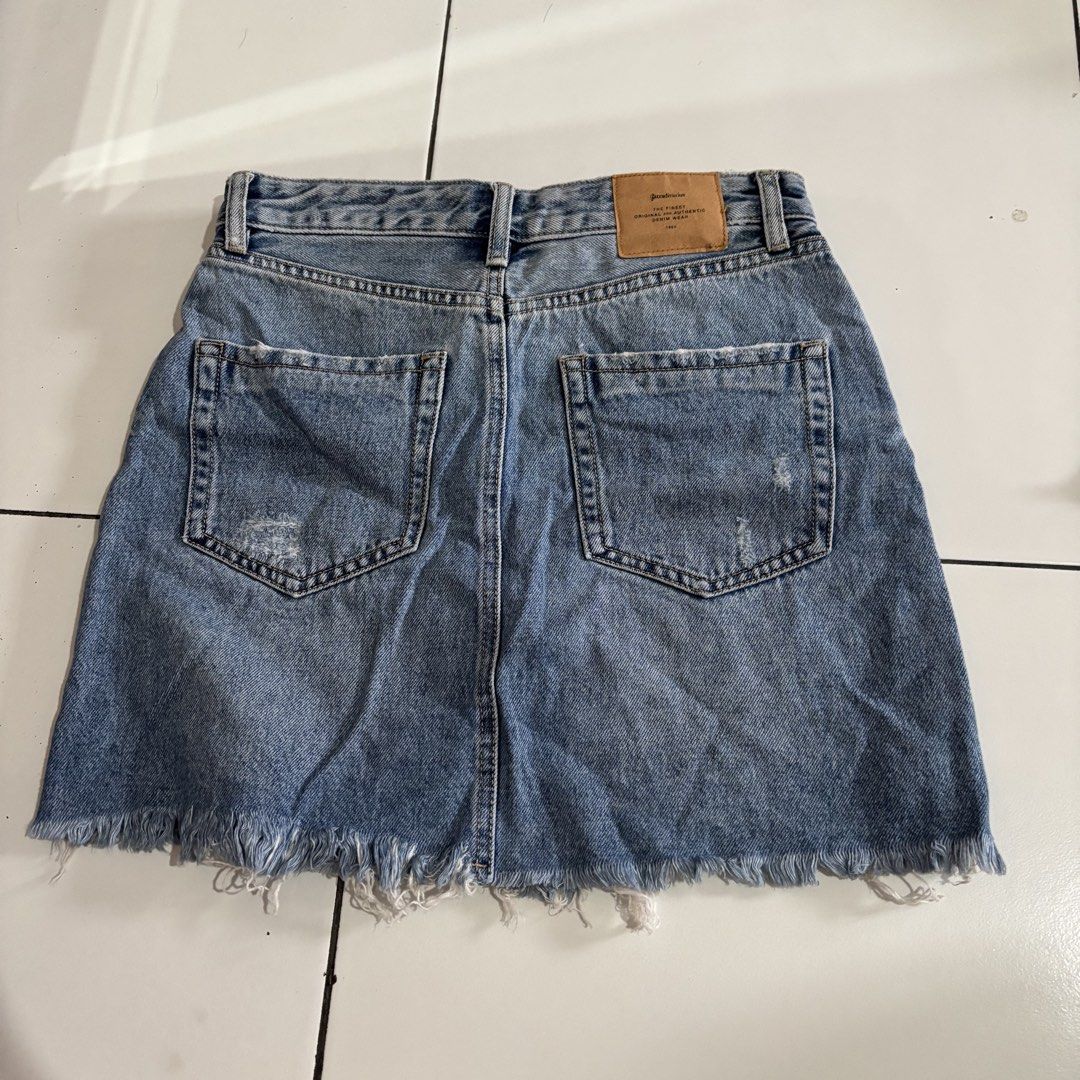 Stradi Short Skirt Jeans (Kategori: Gaun & Rok) berada di Jakarta Pusat. Dikirim oleh for.next.owner (ID iklan 1451034073, Gambar 2). Deskripsi: - NEGO TIPIS - HNR? BLOCK - Preloved barang sendiri, with a good condition - JNT - BISA CO OYEN - NO COD.