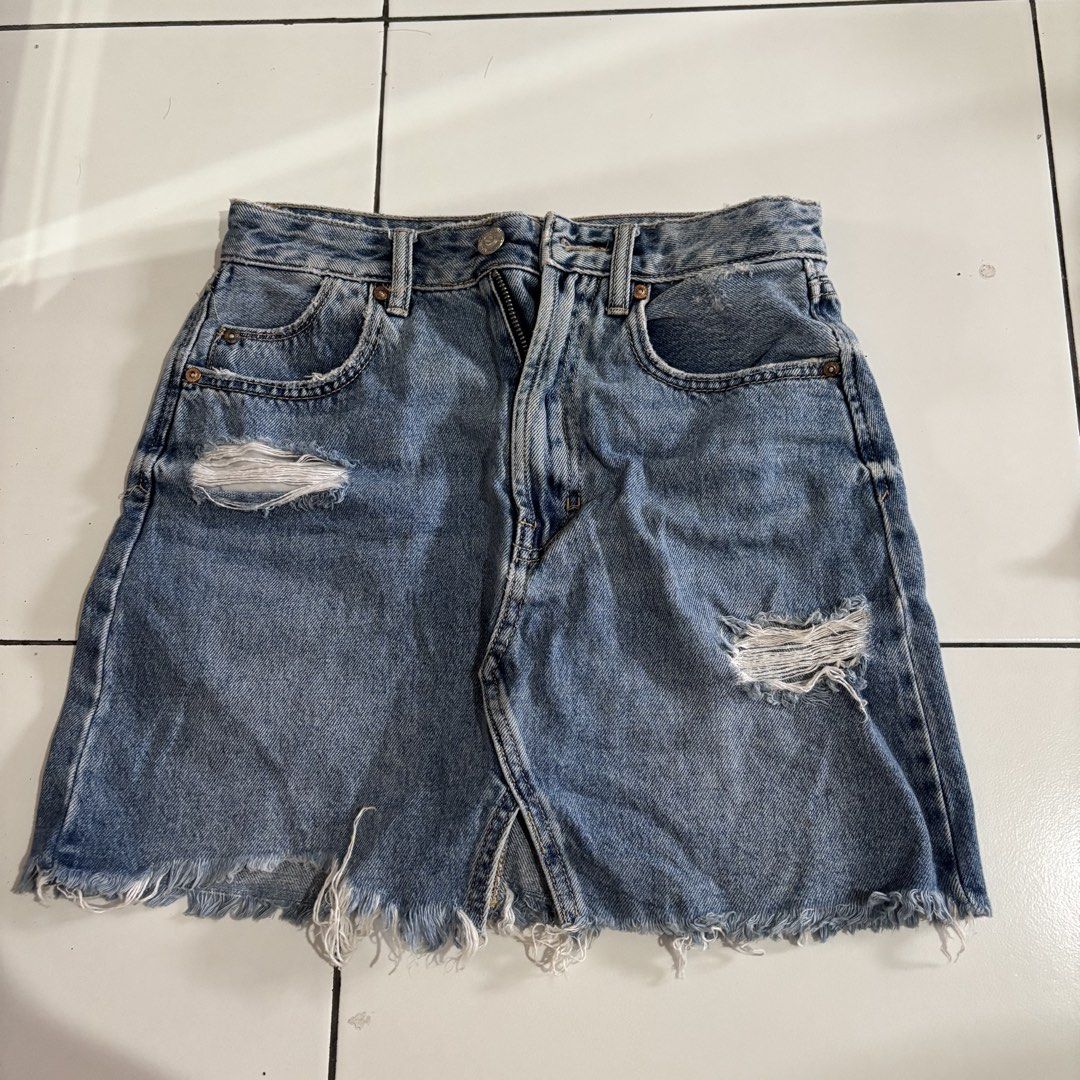 Stradi Short Skirt Jeans (Kategori: Gaun & Rok) berada di Jakarta Pusat. Dikirim oleh for.next.owner (ID iklan 1451034073, Gambar 1). Deskripsi: - NEGO TIPIS - HNR? BLOCK - Preloved barang sendiri, with a good condition - JNT - BISA CO OYEN - NO COD.