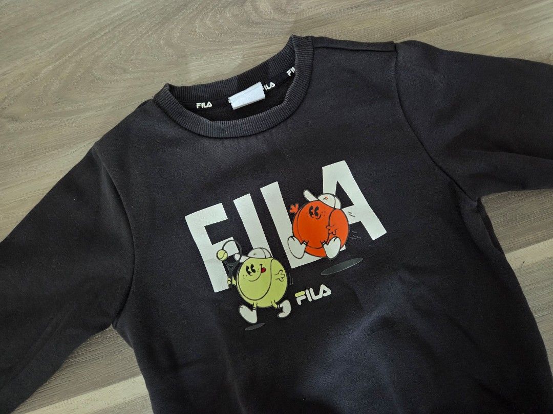 sweater FILA KIDS ORI size 130 (Kategori: 4 hingga 7 tahun) berada di Jakarta Barat. Dikirim oleh tokoluna (ID iklan 1450971012, Gambar 2). Deskripsi: warna emank bukan hitam legam lebi ke abu hitam sz 130 ld 74cm p 46cm.