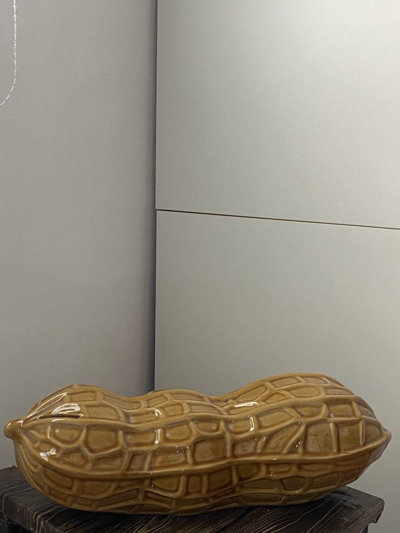 Tabung “peanut” (Category: Other Home Decor) located in Johor Bahru. Submitted by slpyh8ed (Listing ID 1451029057, Image 1). Description: Condition 8/10. Personal item. Pm for more details.