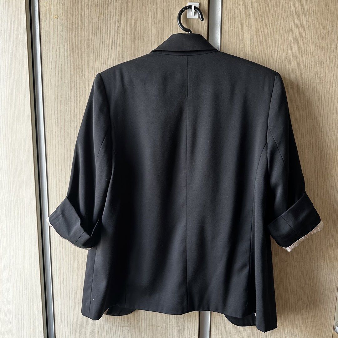 Topshop Black 3/4 Sleeve Blazer (Category: Coats, Jackets and Outerwear) located in Pasig City. Submitted by funkypeach (Listing ID 1450973559, Image 2). Description: Topshop 3/4 Sleeve Black Blazer SALE Color Black, Lining is light beige Measurements 26” L x 16” W (shoulder), sleeve length 18” Size US 6 RFS: decluttering MOP Gcash Shipping at buyer’s expense Shipping via GGX or Lalamove .