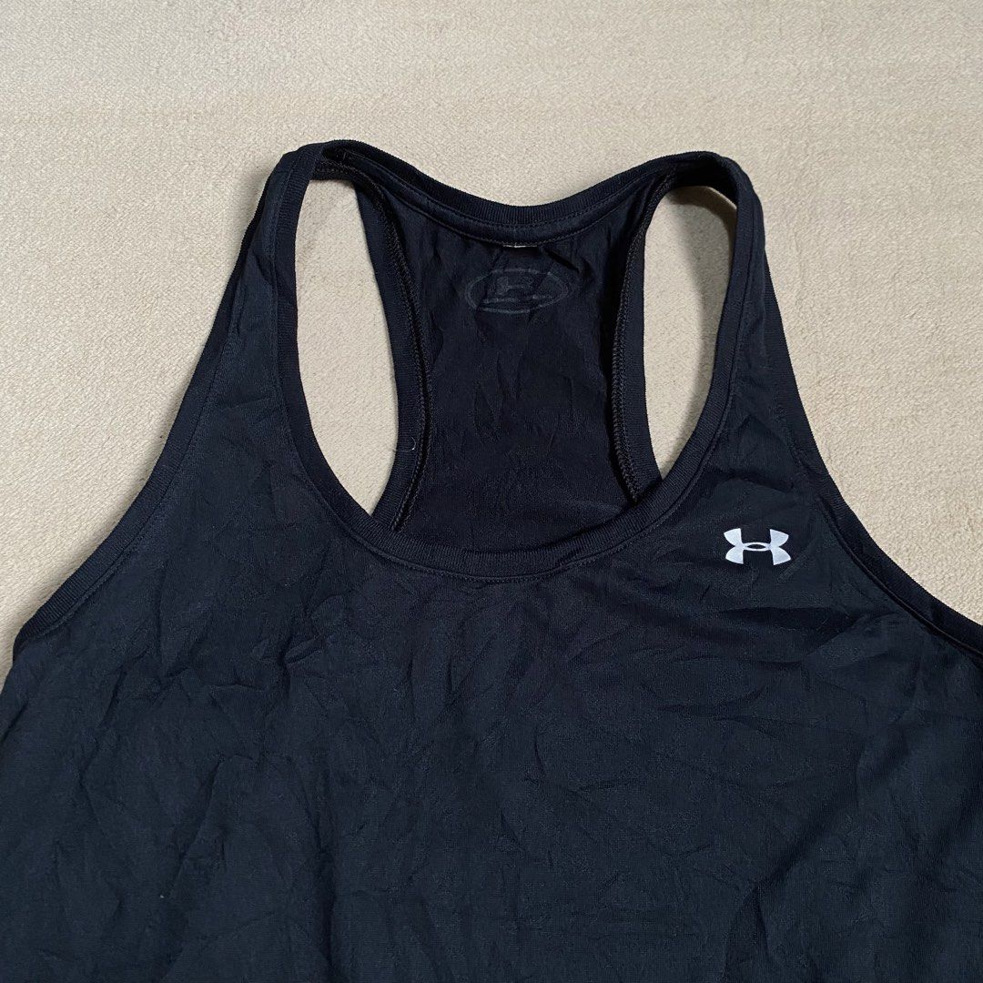 Under Armour Singlet (Category: Activewear) located in Polomolok. Submitted by larnel (Listing ID 1450984842, Image 2). Description: - Very good condi - Color rate 9.3 - Size small | 15x23 - Issue: Crack print sa likod.