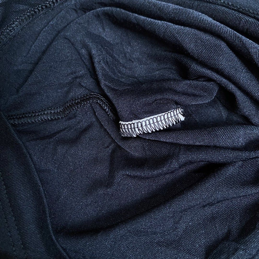 Under Armour Singlet (Category: Activewear) located in Polomolok. Submitted by larnel (Listing ID 1450984842, Image 3). Description: - Very good condi - Color rate 9.3 - Size small | 15x23 - Issue: Crack print sa likod.