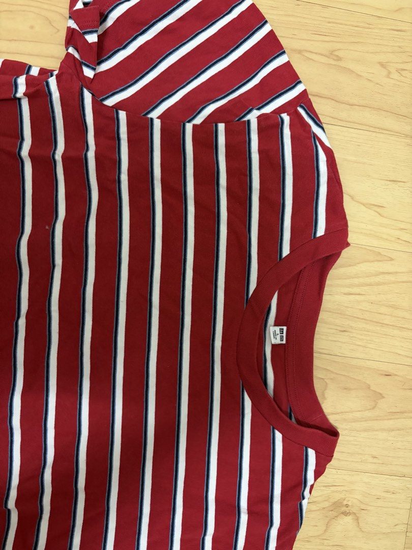Uniqlo 紅色間條短袖 （分類：T-shirt）位於 Hong Kong。 由 chubby.bunny.store 提交（商品編號 1451118775，圖片 3）。簡介： 幾乎全新 只穿過1次 。