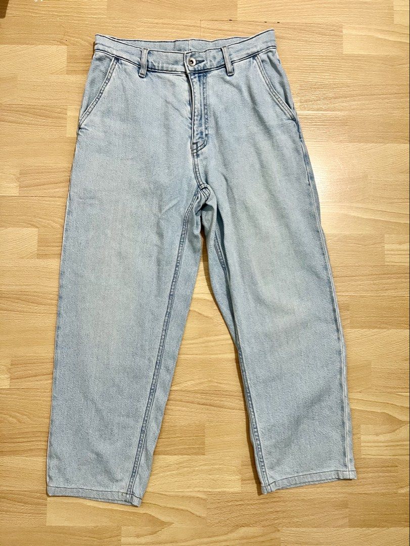 Uniqlo EZY Ankle Jeans (Category: Jeans) located in Makati City. Submitted by mrmickeymouse (Listing ID 1451041857, Image 1). Description: Uniqlo EZY Ankle Jeans Light Denim Wash color Size Small Condition: 9/10 Used few times 📍 Taguig All items I sell here are Authentic 💯 .
