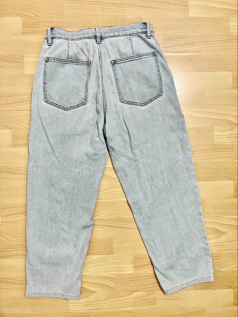 Uniqlo EZY Ankle Jeans (Category: Jeans) located in Makati City. Submitted by mrmickeymouse (Listing ID 1451041857, Image 2). Description: Uniqlo EZY Ankle Jeans Light Denim Wash color Size Small Condition: 9/10 Used few times 📍 Taguig All items I sell here are Authentic 💯 .