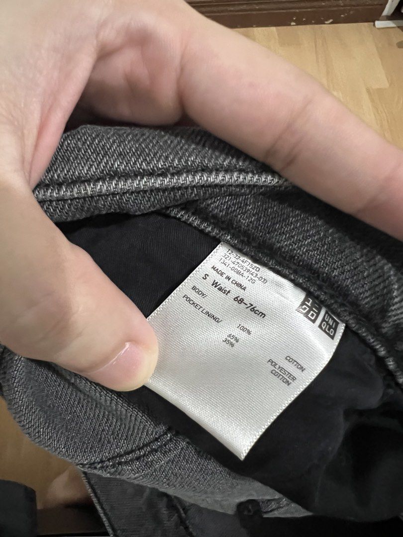 Uniqlo EZY Ankle Jeans (Category: Jeans) located in Makati City. Submitted by mrmickeymouse (Listing ID 1451042294, Image 3). Description: Uniqlo EZY Ankle Jeans Gray Denim Wash color Size Small Condition: 10/10 Used few times 📍 Taguig All items I sell here are Authentic 💯 .