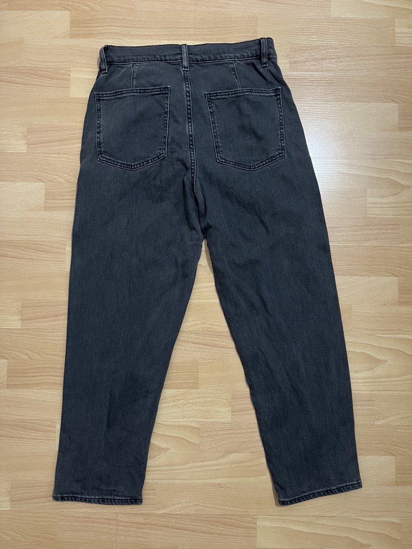 Uniqlo EZY Ankle Jeans (Category: Jeans) located in Makati City. Submitted by mrmickeymouse (Listing ID 1451042294, Image 2). Description: Uniqlo EZY Ankle Jeans Gray Denim Wash color Size Small Condition: 10/10 Used few times 📍 Taguig All items I sell here are Authentic 💯 .