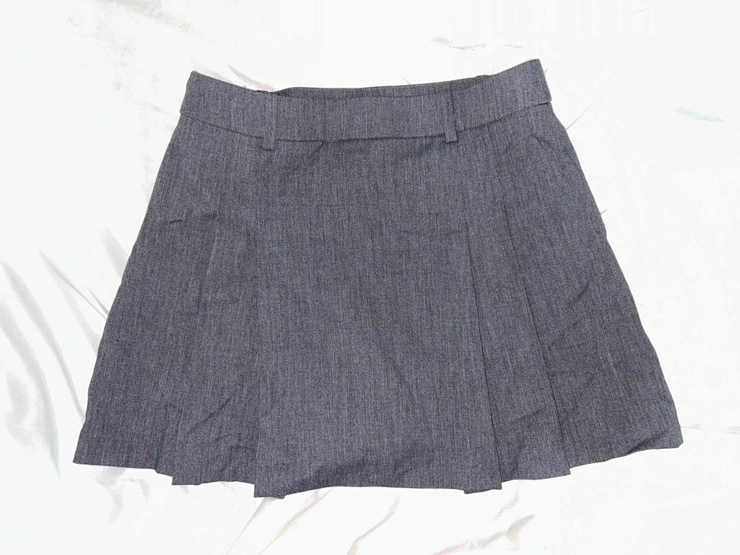 UNIQLO Gray Skort (Category: Skirts) located in Cabanatuan. Submitted by wompywompy (Listing ID 1450913040, Image 1). Description: .