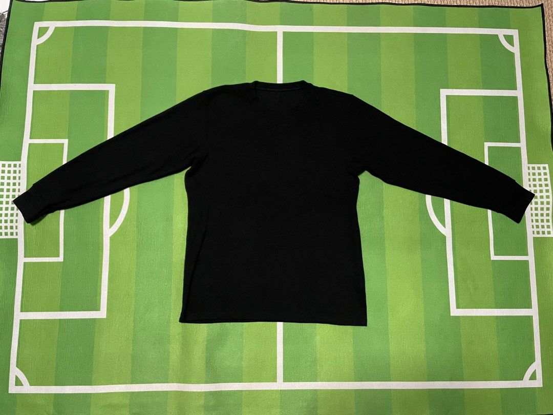 Uniqlo Heat Tech Ultra Warm Shirt (Category: Other Sports Equipment and Supplies) located in Kota Bharu. Submitted by Bundle_RangerRock (Listing ID 1451115469, Image 1). Description: Tag saiz L Ukuran manual : Pit - 20.5 inci Labuh - 27 inci Bahu - 17 inci Sleeve - 23 inci Material stretchable Detail rujuk gambar Condition cemerlang Tiada defect Warna cantik tiada faded.
