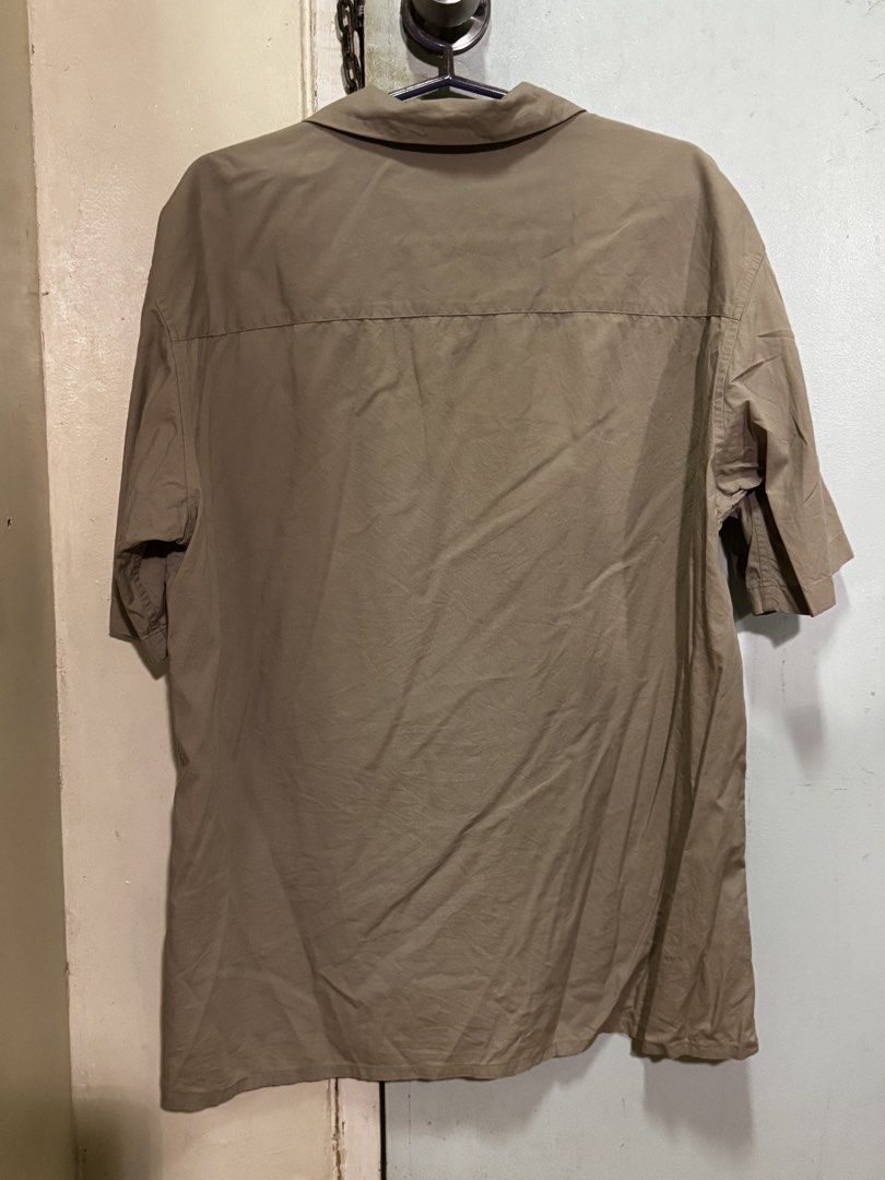 UNIQLO Khaki Button Up Polo (Medium) (Category: Tshirts & Polo Shirts ) located in Quezon City. Submitted by lemonsyellow (Listing ID 1451084981, Image 2). Description: UNIQLO Size Medium (M) RFS: Clearing out closet No Flaws QC BASED Shipping fee to be shouldered by buyer.