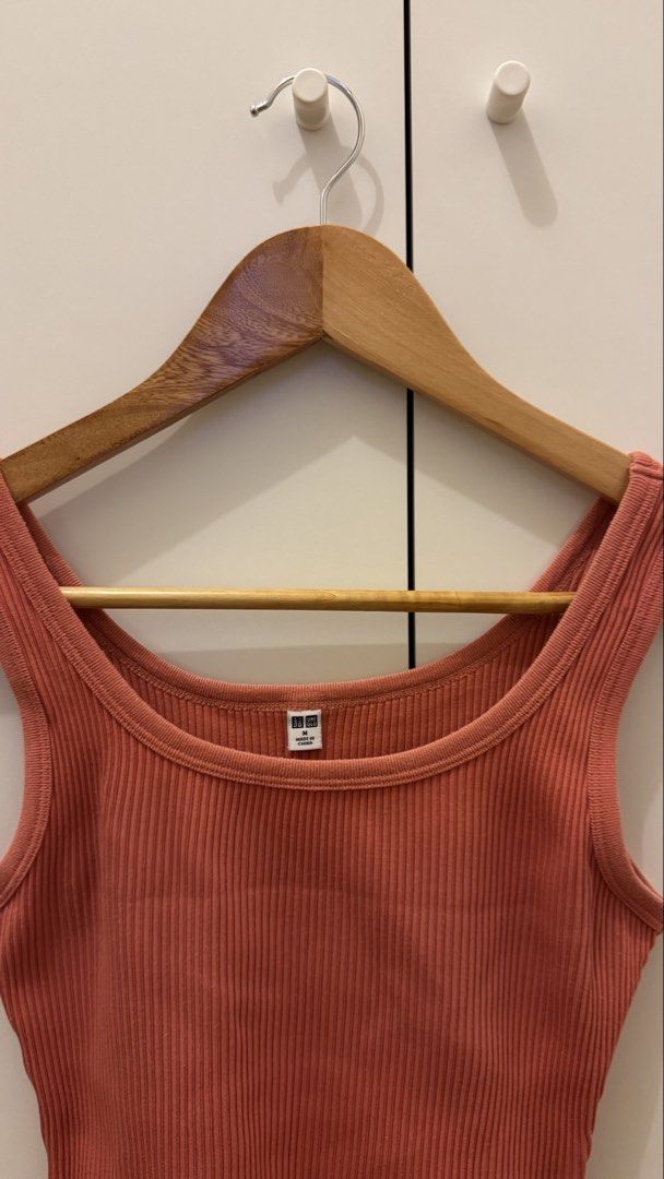 Uniqlo Ribbed Cropped Tank Top (Category: Sleeveless) located in Muntinlupa City. Submitted by trixpelliarmus (Listing ID 1451001032, Image 2). Description: .
