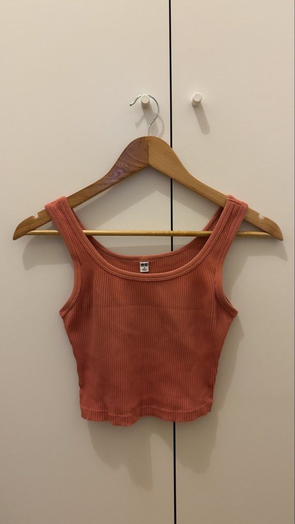 Uniqlo Ribbed Cropped Tank Top (Category: Sleeveless) located in Muntinlupa City. Submitted by trixpelliarmus (Listing ID 1451001032, Image 1). Description: .