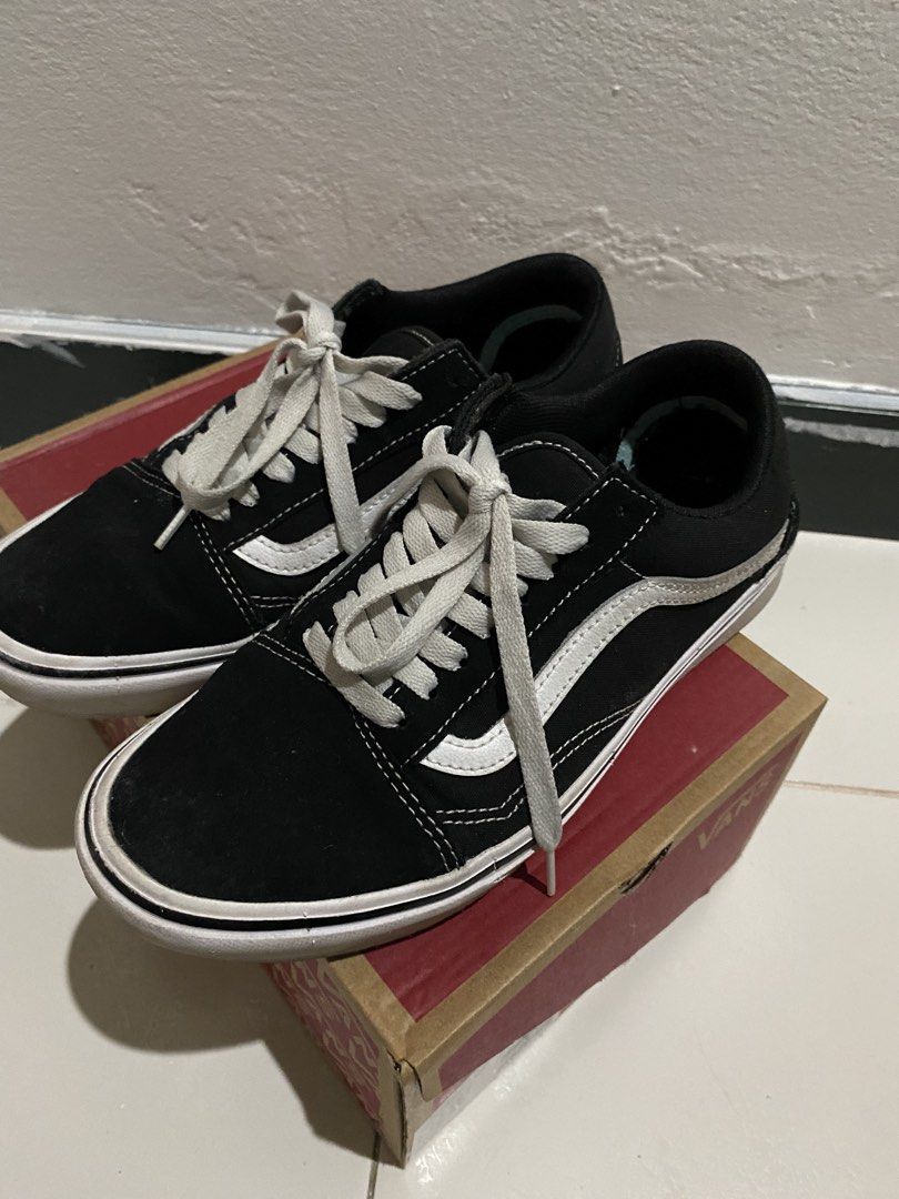 Vans Comfycush (Category: Sneakers) located in Petaling Jaya. Submitted by pretechgarage (Listing ID 1451046155, Image 2). Description: Original Vans Comfycush Size UK6 Comes with box Postage + Rm10 Cod : PJ.