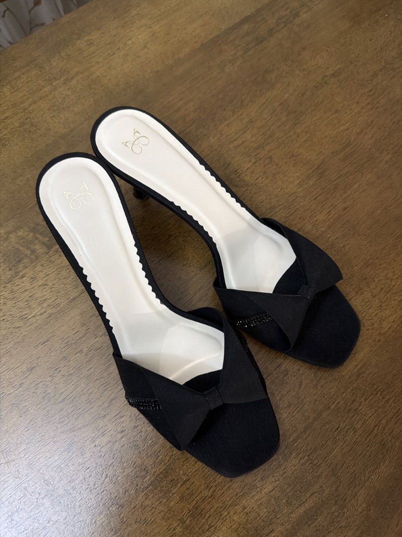Vincci black heels (Category: Heels) located in Ampang. Submitted by ireeneatfh (Listing ID 1451038686, Image 1). Description: Only worn twice for raya 26 Size 9 .