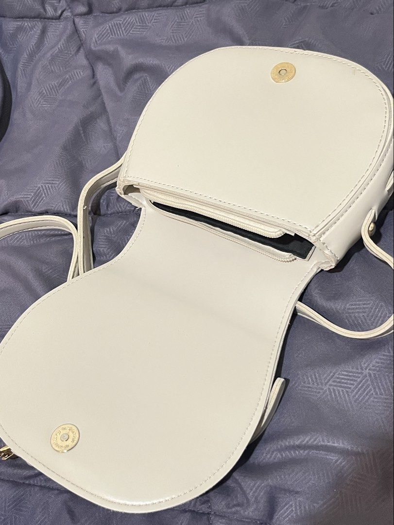 Vincci Sling Bag - Beige (Kategori: Tas & Dompet Wanita) berada di Sumedang. Dikirim oleh prelovedbynsyuu (ID iklan 1451102355, Gambar 3). Deskripsi: Vincci Sling Bag - Beige Bahan PU/ Leather yang strong dan kokoh (no crack) Adjustable Strap Bisa muat Hp size 6inch (Width: 20cm; High: 15cm) Dibeli di Malaysia, dijual karna cuma dipake 2-3 kali✨ Payment mBanking and eWallet only ya💸.