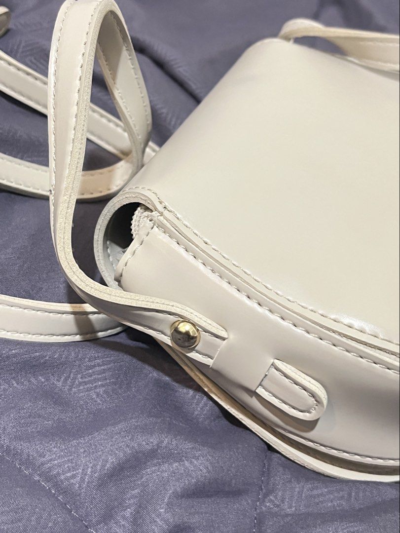 Vincci Sling Bag - Beige (Kategori: Tas & Dompet Wanita) berada di Sumedang. Dikirim oleh prelovedbynsyuu (ID iklan 1451102355, Gambar 2). Deskripsi: Vincci Sling Bag - Beige Bahan PU/ Leather yang strong dan kokoh (no crack) Adjustable Strap Bisa muat Hp size 6inch (Width: 20cm; High: 15cm) Dibeli di Malaysia, dijual karna cuma dipake 2-3 kali✨ Payment mBanking and eWallet only ya💸.
