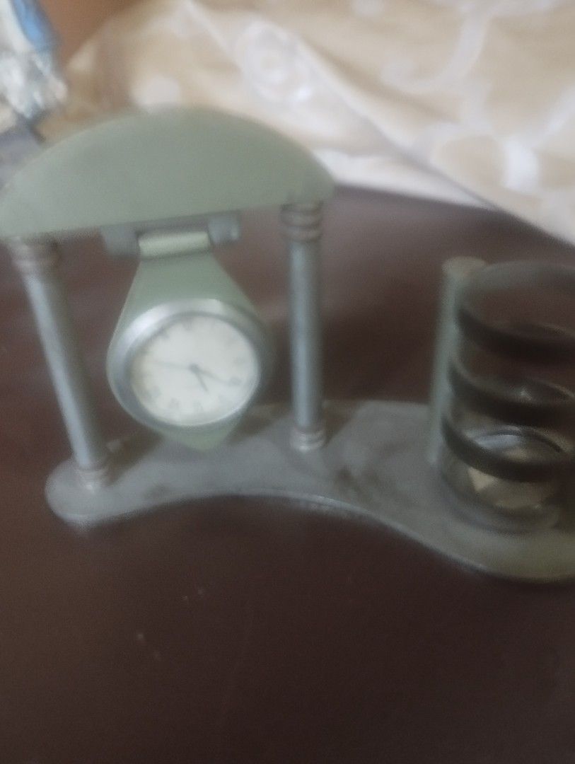 VINTAGE METAL CLOCK 1970S ERA (Category: Clocks) located in Mandaluyong City. Submitted by LEATHERFACE (Listing ID 1450991354, Image 1). Description: METAL PRICE IS 499.